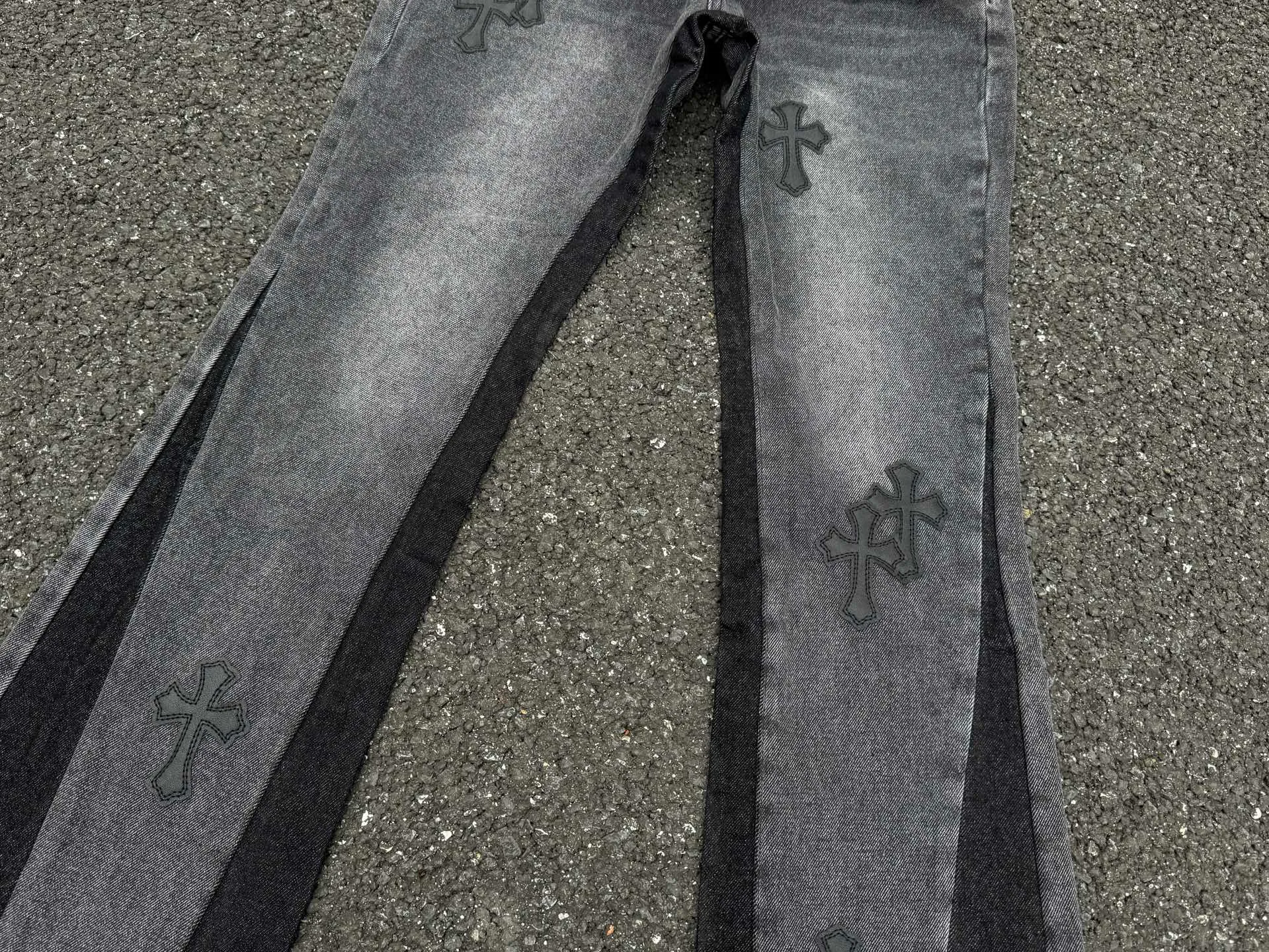 P260💰G99 GALLERY DEPT. Crow's leather cross denim bell-bottoms washed distressed spliced ​​jeans denim washing factory. During the process, the owner of the washing factory helped introduce a boss who once worked at Levi's OEM factory and then started his own business. This also paved the way for the following styles. Therefore, Levi's remodeled single product for the base plate is really familiar. Whether it is the fabrics supplied or the lathes used in production, there is nothing to choose from. -Color: Black -Size: S-XXL (corresponding to 28-36)